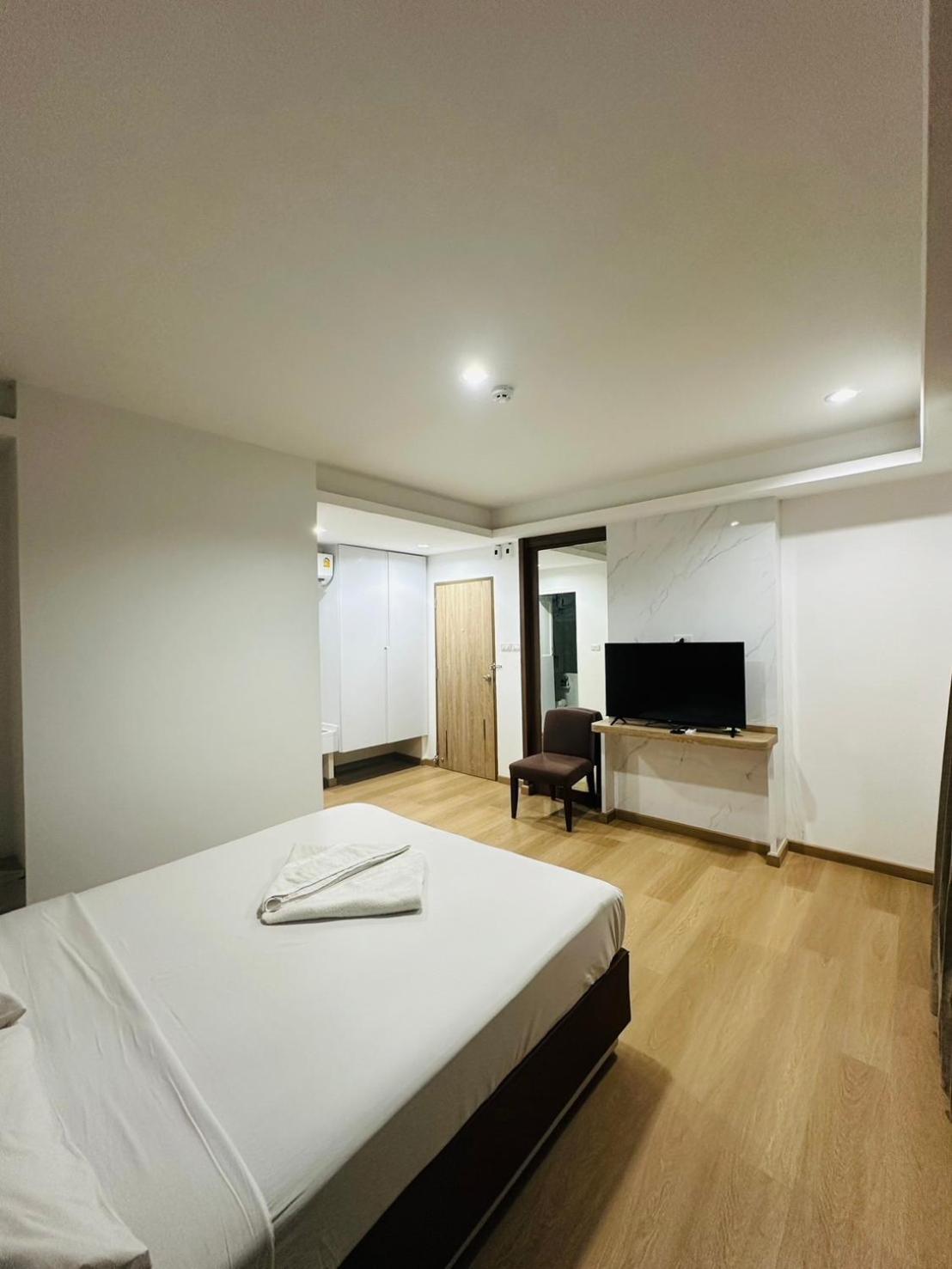 Royal Garden Home Hotel Bangkok Exterior foto